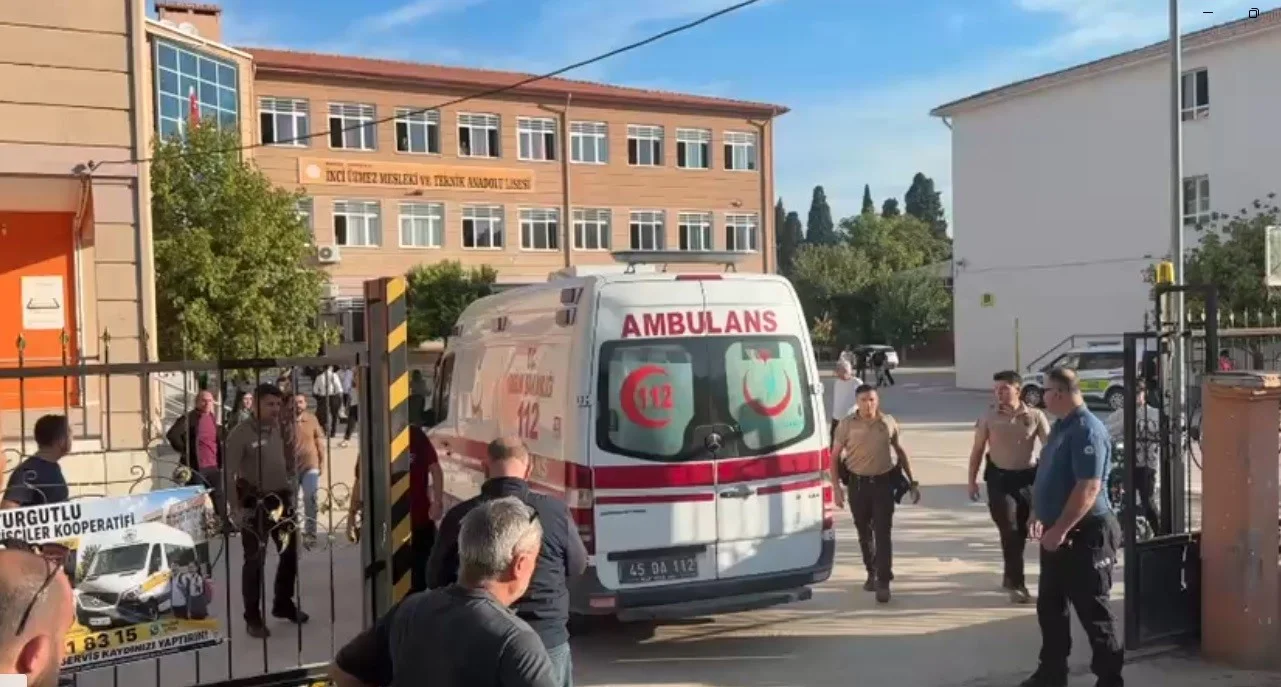 Manisa Turgutlu'da lise önünde ateş açıldı! 4 öğrenci yaralı