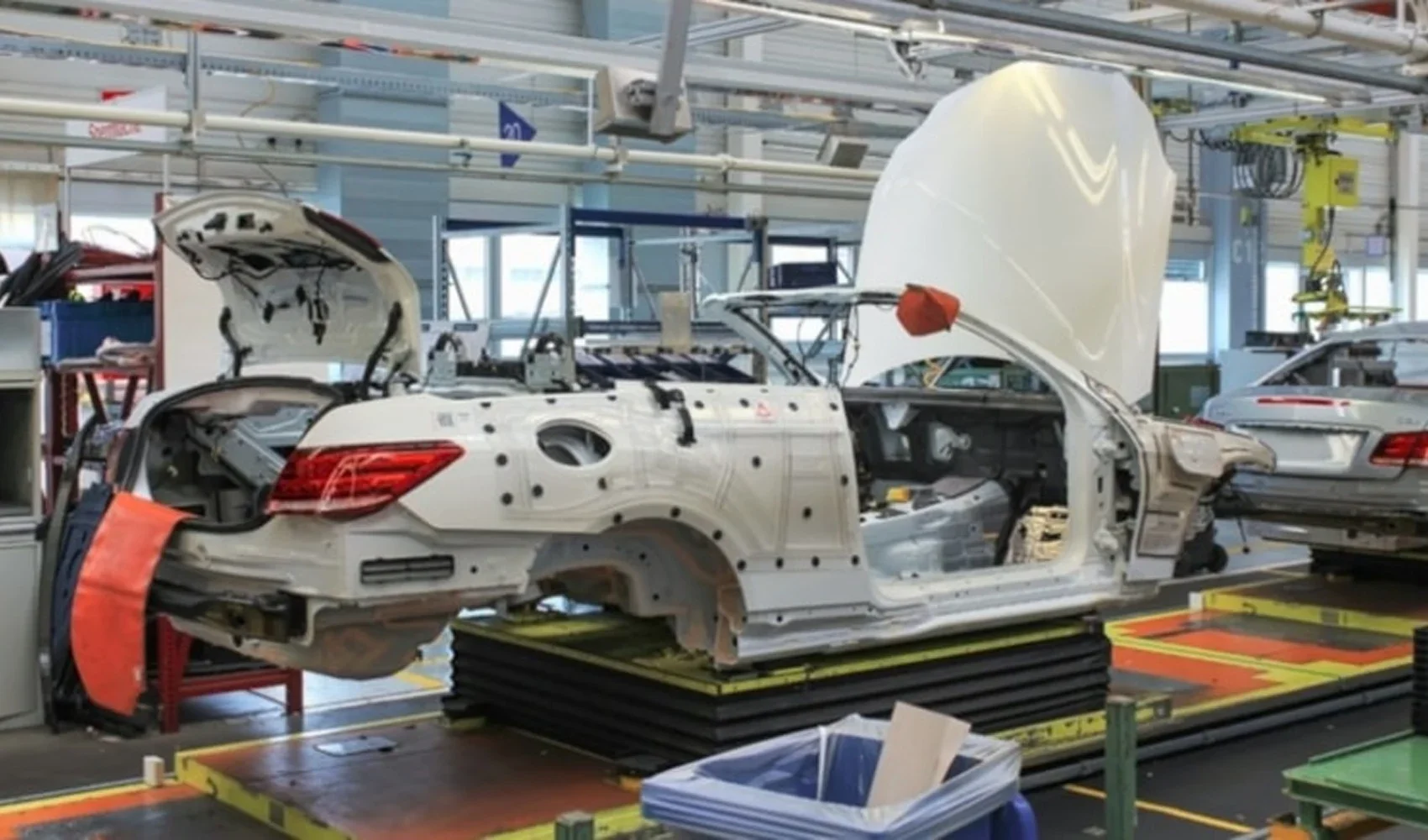Mercedes'te büyük kriz! 800 milyon euro tasarruf, 2 fabrika tehlikede