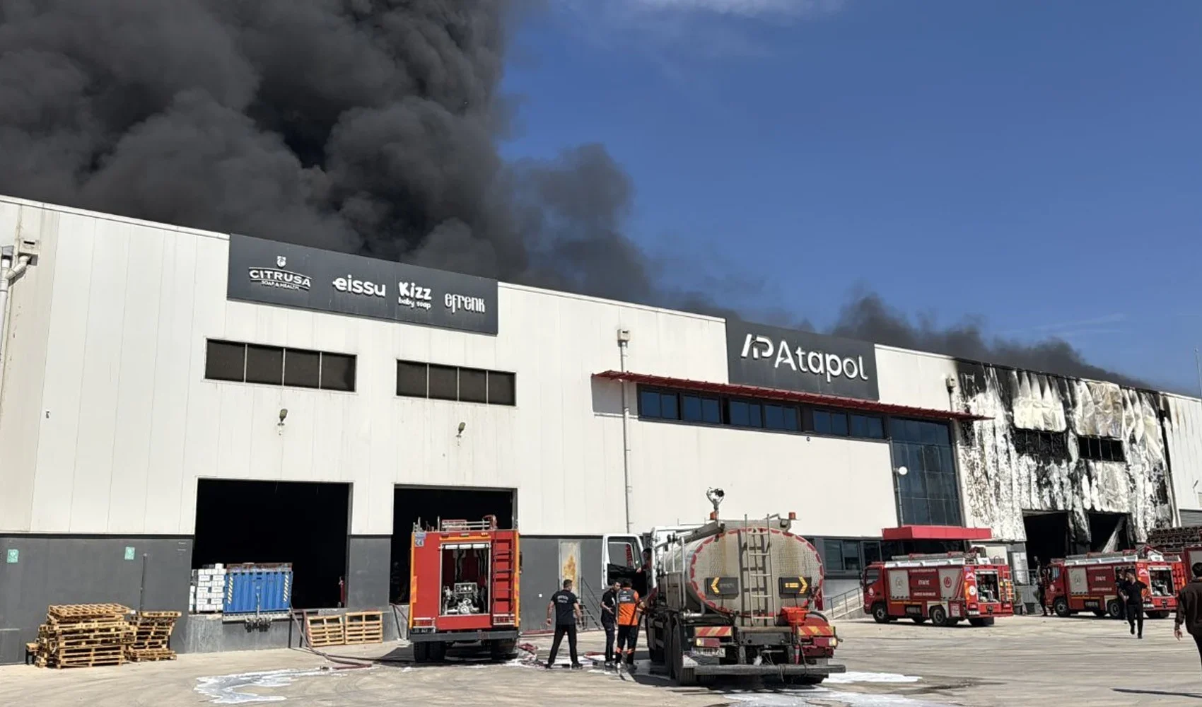 mersin-de-temizlik-malzemesi-fabrikasinda-yangin.webp