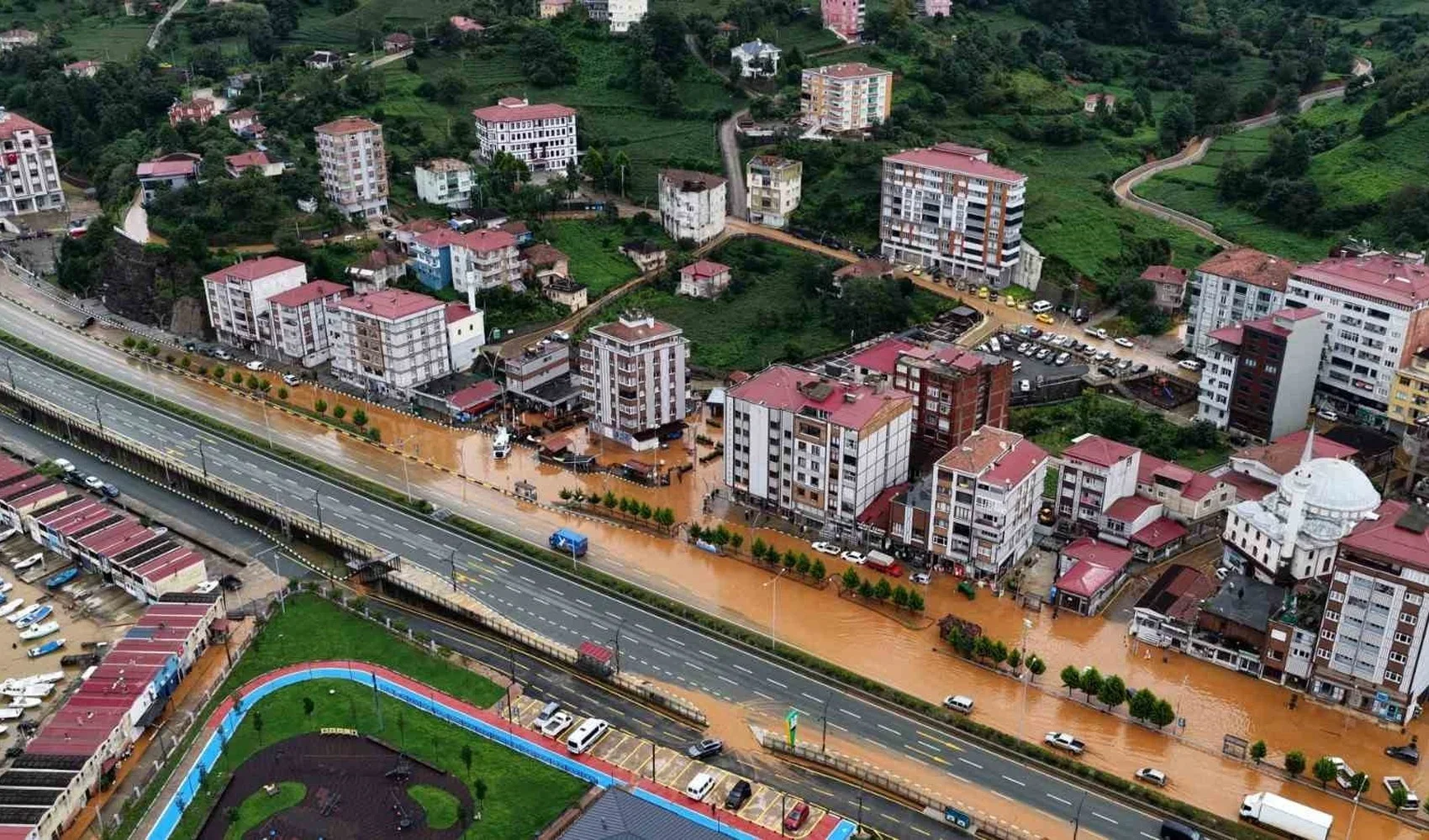 rize-iyidere-de-sel-sahil-yolu-gole-dondu-temizlik-calismasi-suruyor-2.webp