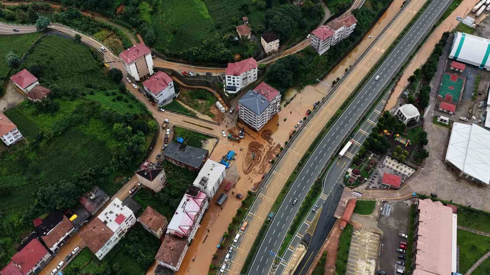 Rize İyidere'de sel: Sahil yolu göle döndü! Temizlik çalışması sürüyor