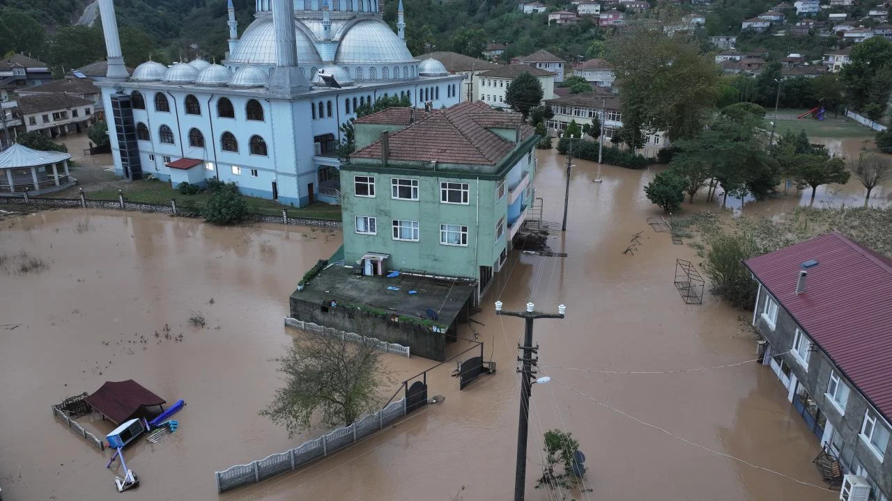 Sakarya'da 18 okul tatil edildi! Dere taştı, yollar battı