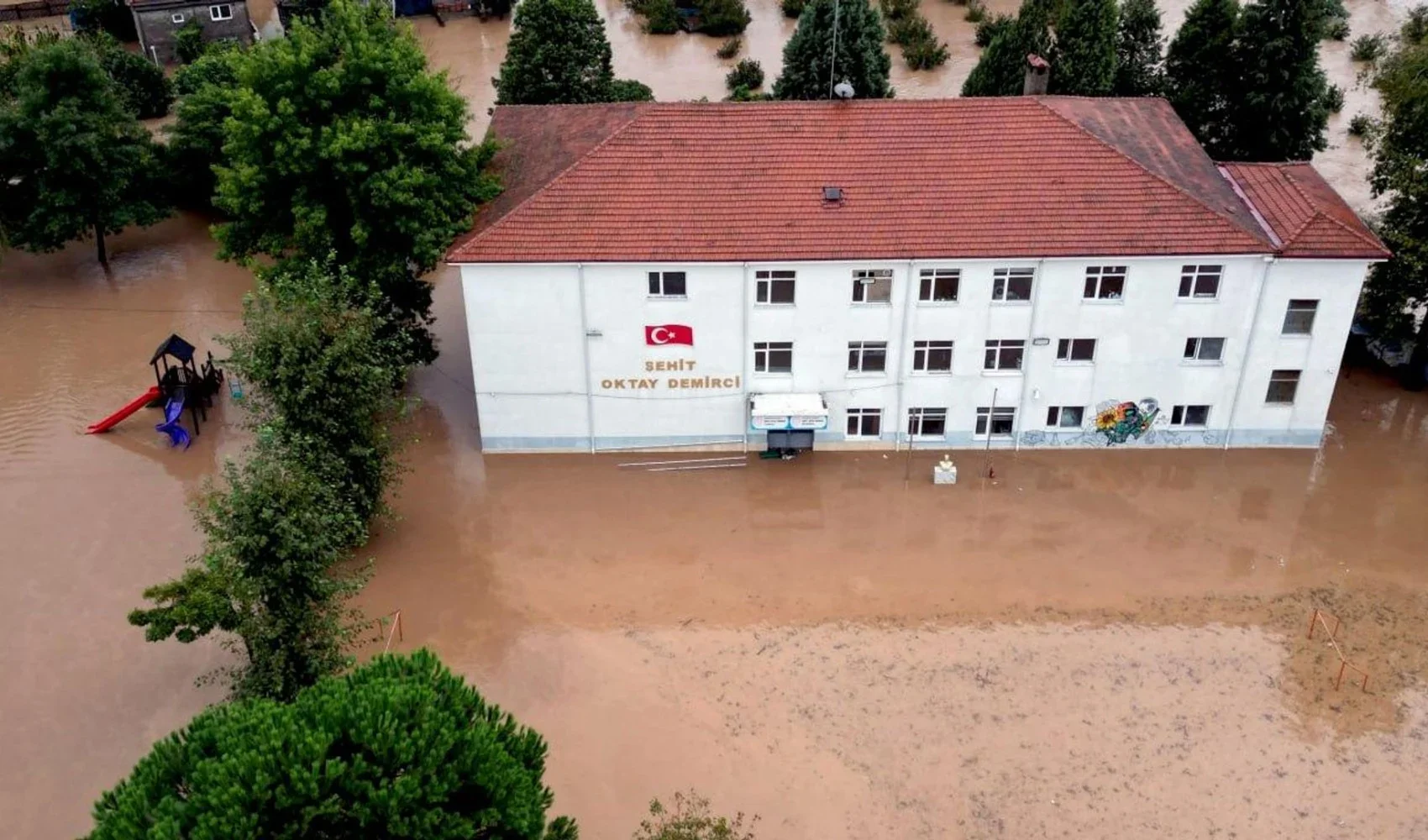 Sakarya'da 18 okul tatil edildi! Dere taştı, yollar battı