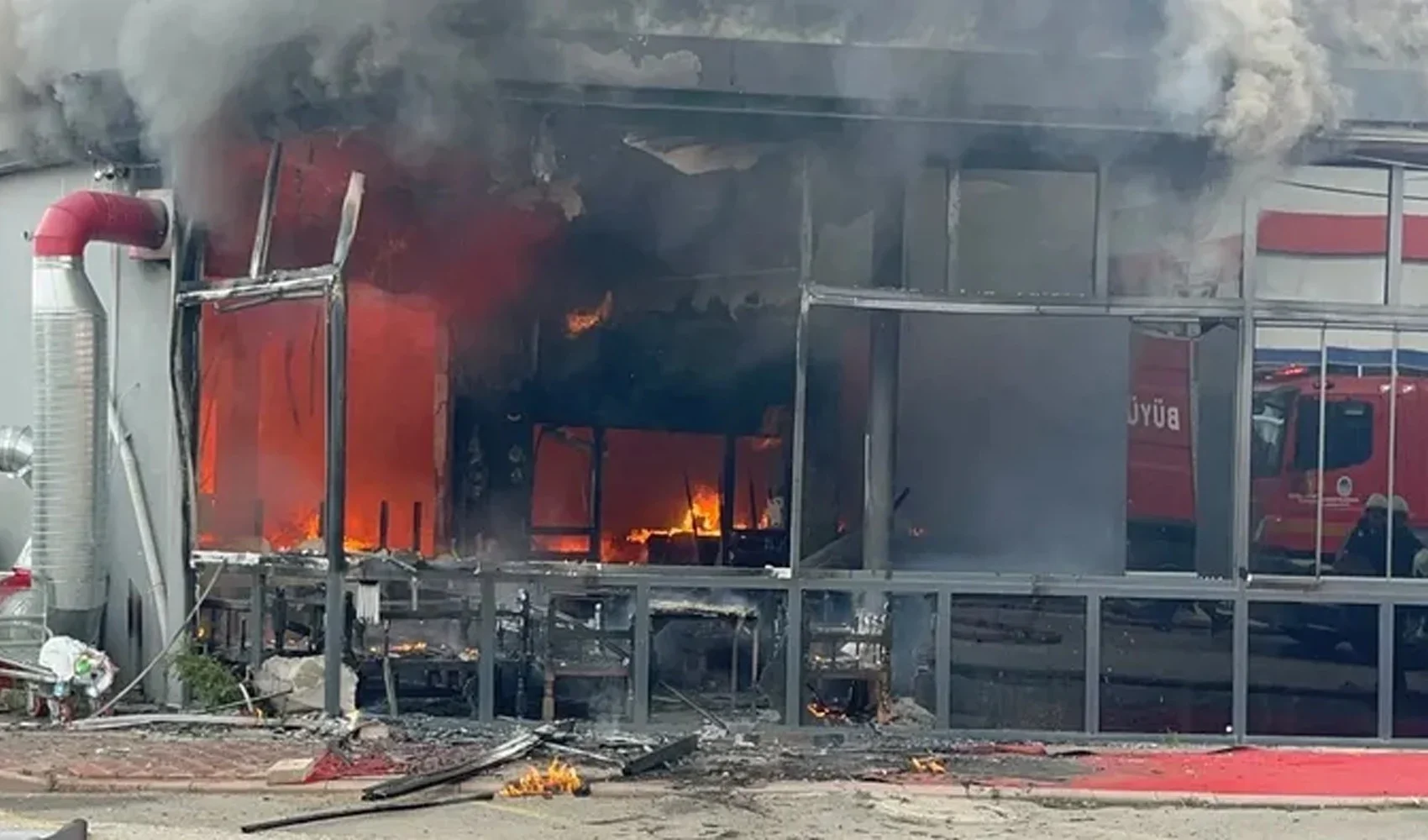 Serdivan'da restoran yangını! Dumanlar her yerden görüldü