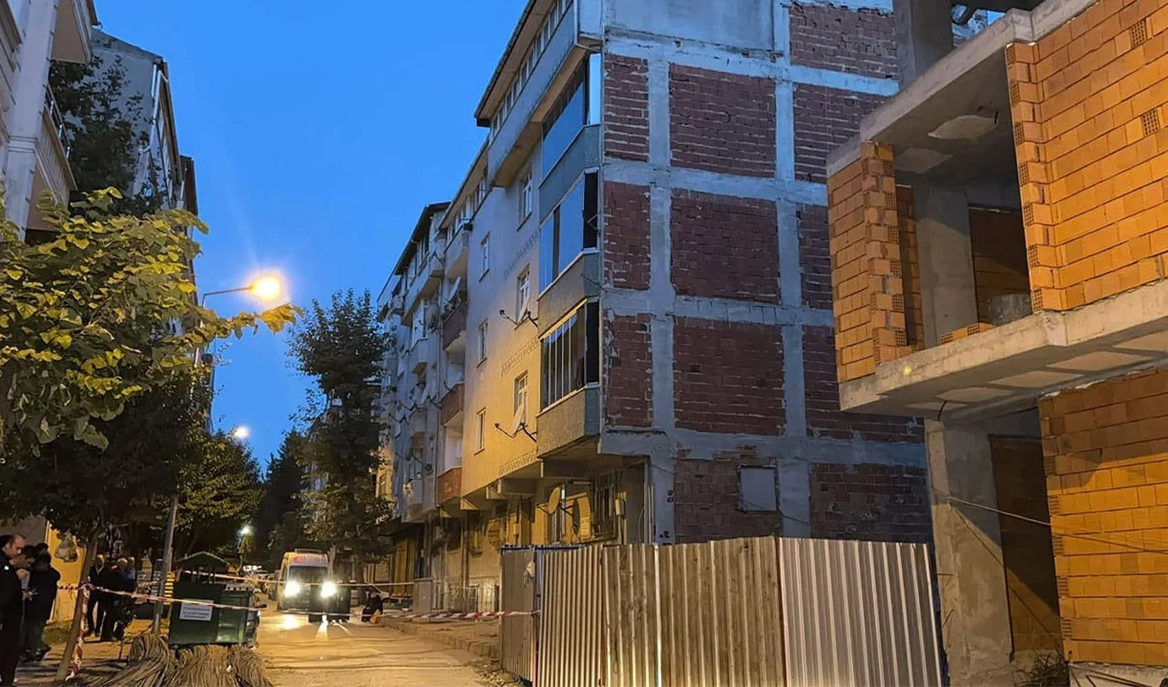 Sultangazi'de iki apartman çatlama nedeniyle boşaltıldı