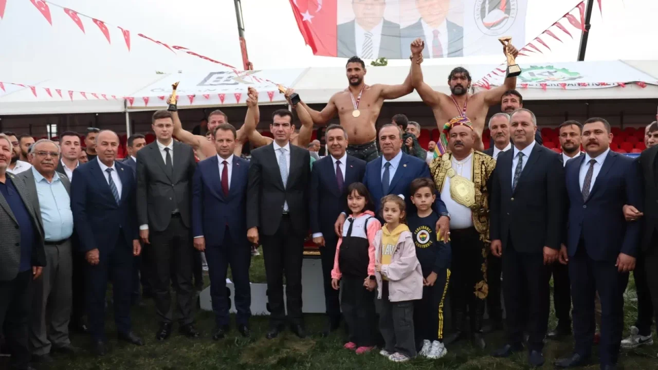 sungurlu-da-cayir-kizisacak-36-baspehlivan-750-pehlivan-ayni-dualarla-cikiyor-2.webp