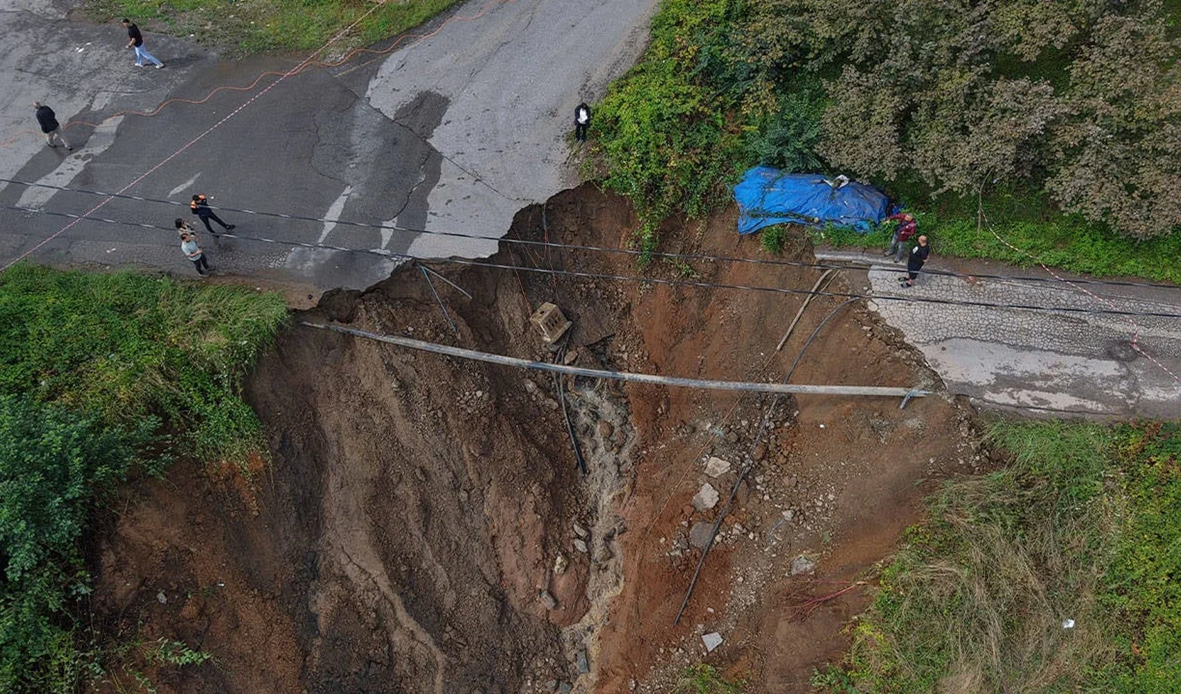 Trabzon'da yağış yol çökmesine yol açtı! 2 kişi yaralandı