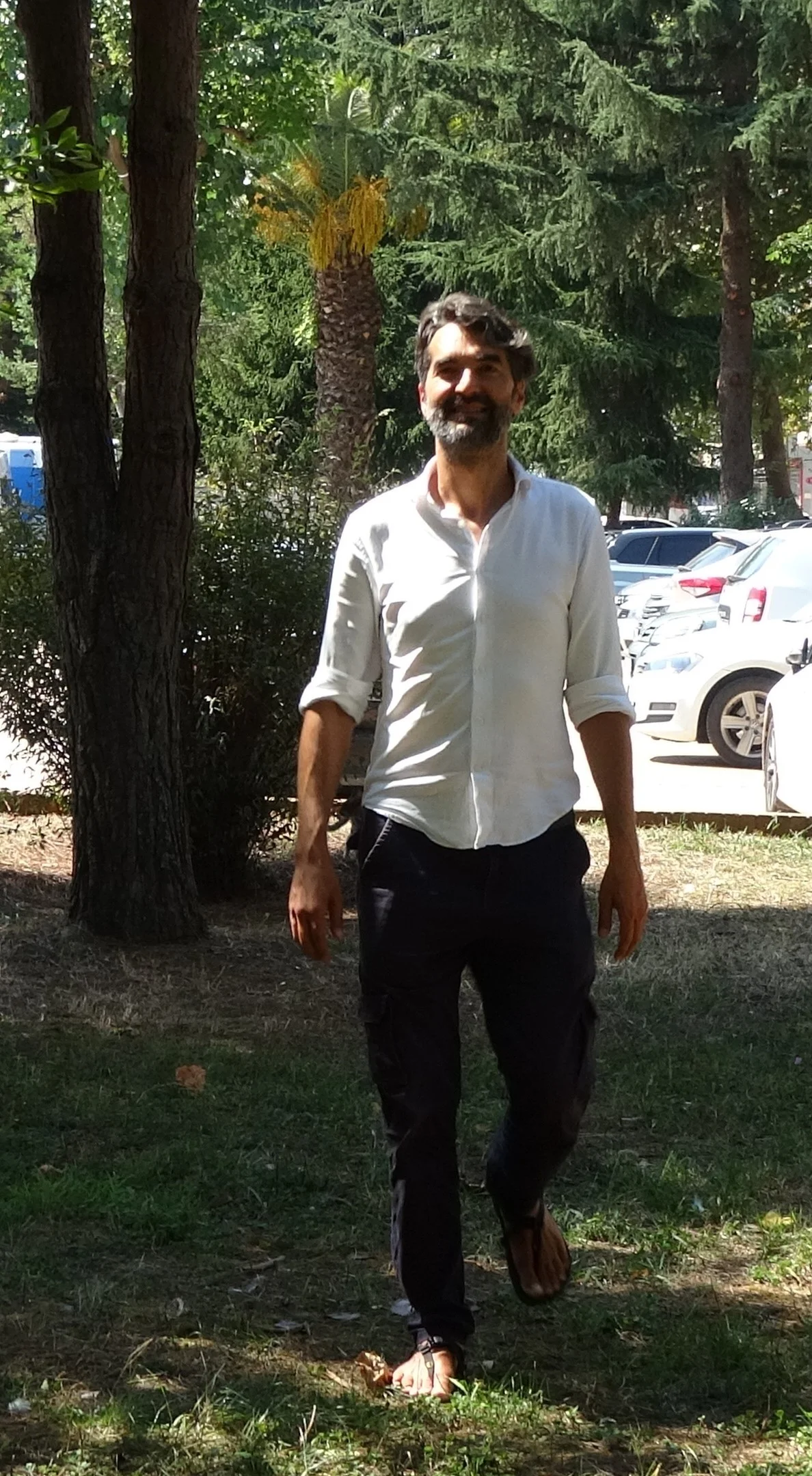 valizi-6-yil-once-kenara-atti-5-kitada-133-ulkeyi-sadece-dis-fircasiyla-gezdi-3.webp