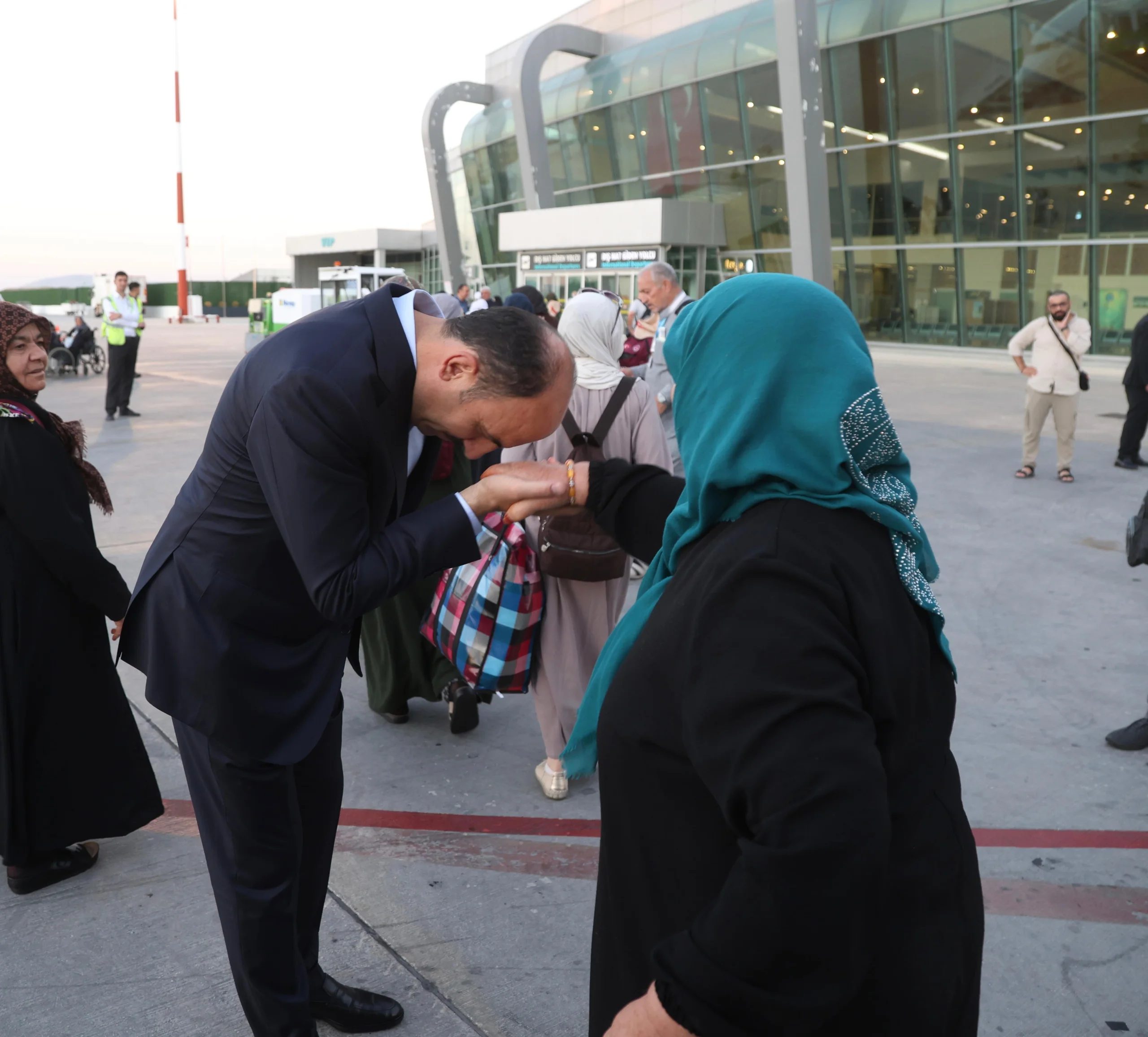 vefa-umresi-nin-ilk-kafilesi-konya-ya-dondu-3.webp