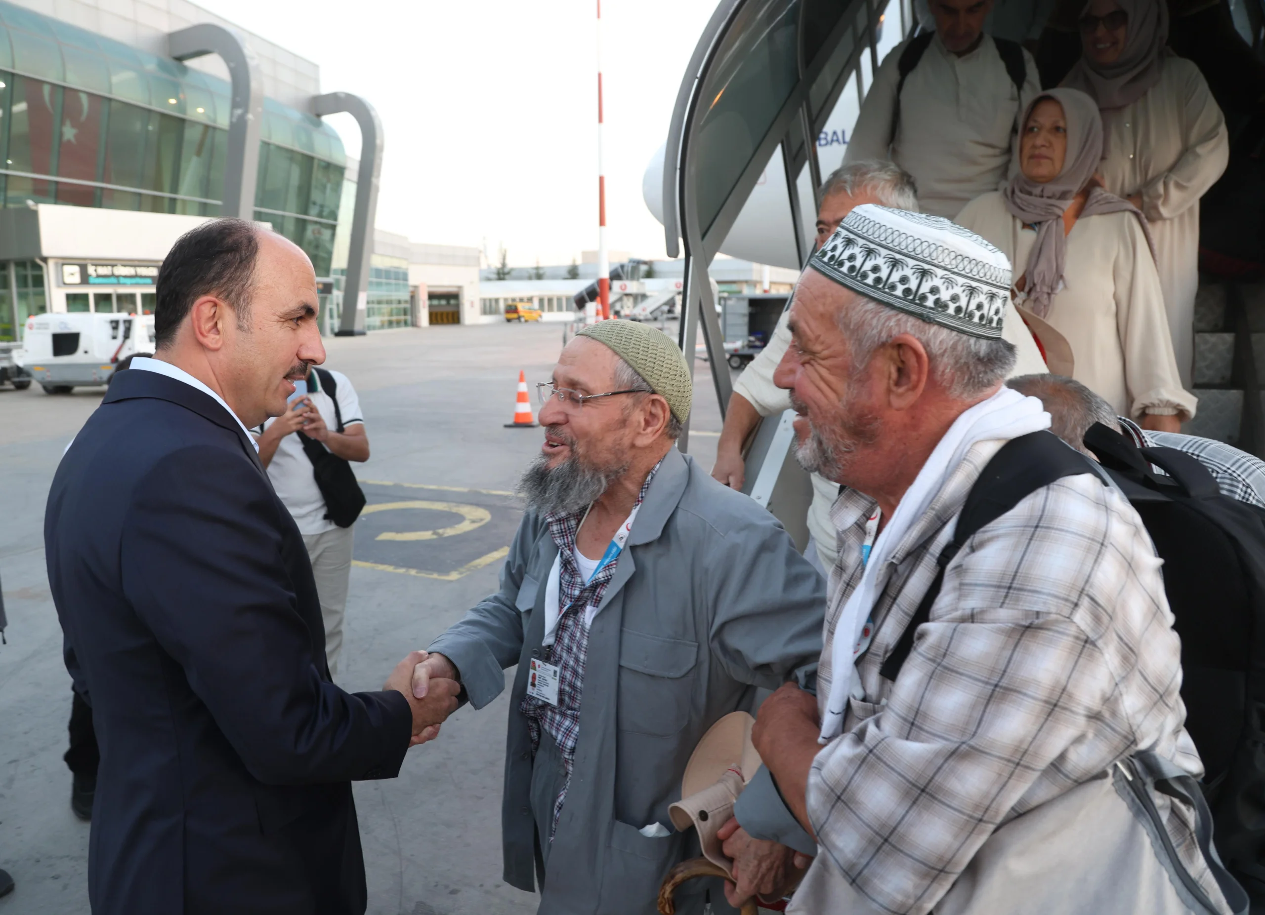 vefa-umresi-nin-ilk-kafilesi-konya-ya-dondu.webp