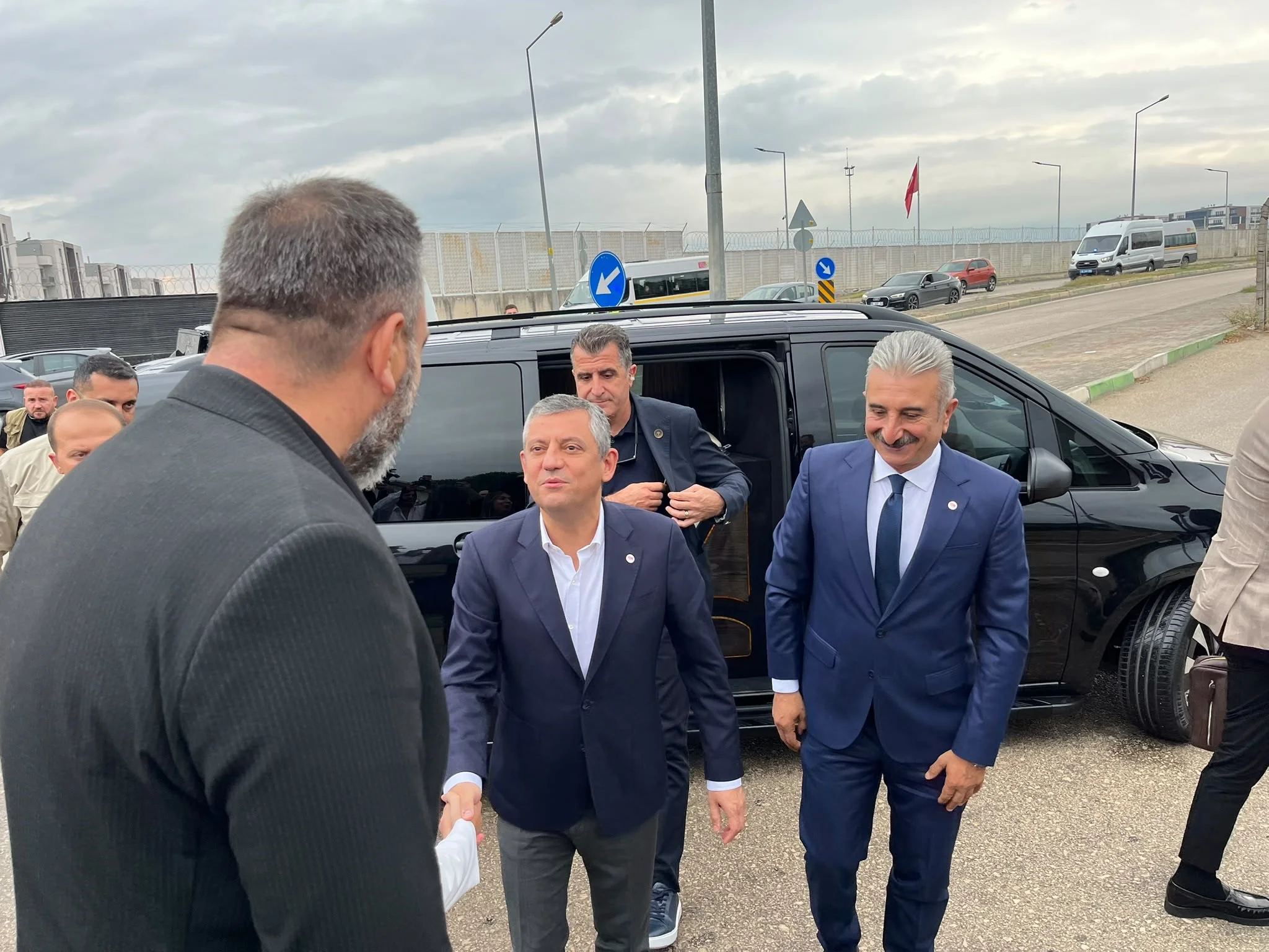 yeni-parti-lideri-ozgur-ozel-bursa-h-tipi-cezaevinde-kimi-ziyaret-etti-1.webp