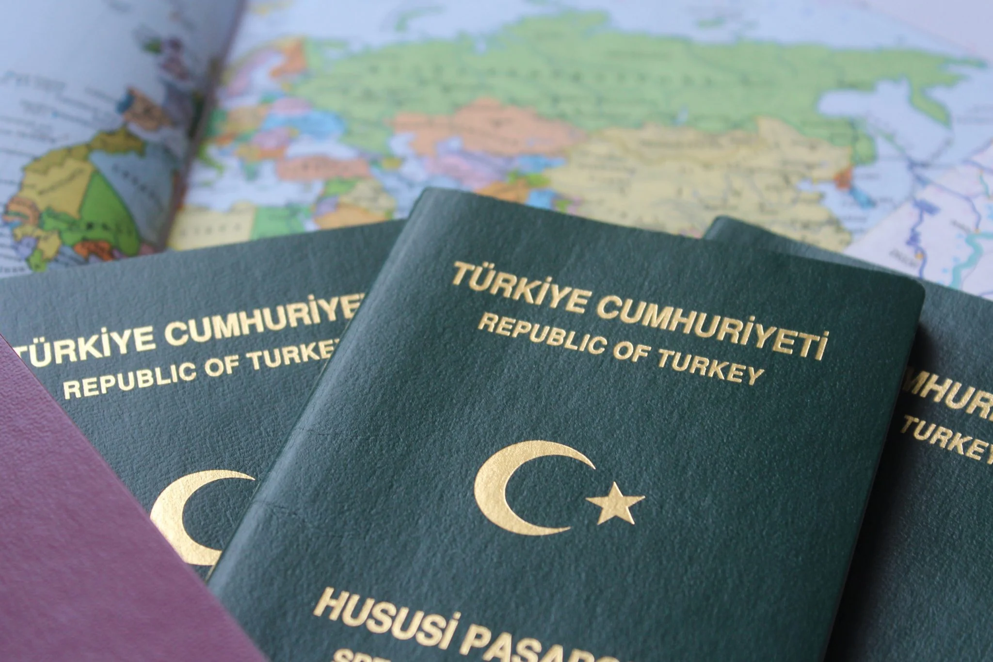 7 meslek grubuna daha yeşil pasaport: Pilot, mühendis ve doktora kıdem şartı