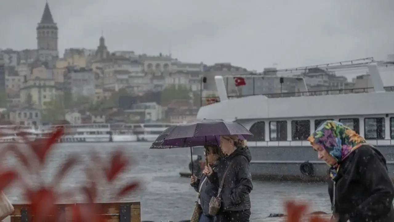 AKOM'dan İstanbul için saatli uyarı: Fırtına ve şiddetli yağış geliyor, 7 ilçede metrekareye 95 kilo düştü