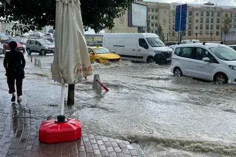 AKOM'dan İstanbul için saatli uyarı: Fırtına ve şiddetli yağış geliyor, 7 ilçede metrekareye 95 kilo düştü