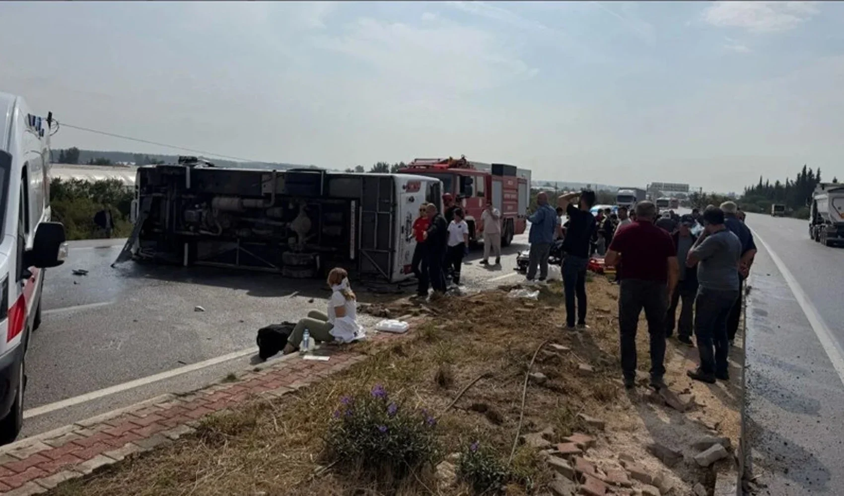 Antalya-Isparta yolunda midibüs devrildi: 5 yaralı
