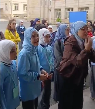 Azerbaycan’da başörtüsü zulmü fiilen başladı: Çok sayıda okulda eylem var