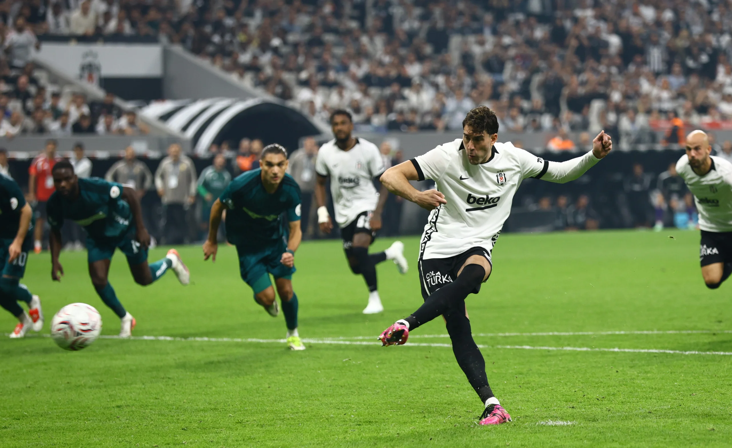 besiktas-evinde-kazandi-dolmabahce-de-kocaelispor-u-2-1-maglup-etti-1.webp