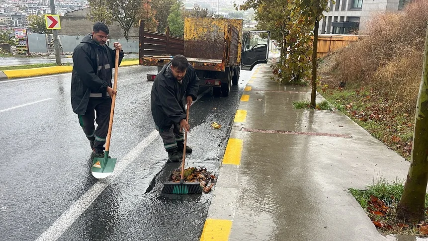 Beylikdüzü'nde sağanak seferberliği: Belediye 444 09 39'u hatırlattı