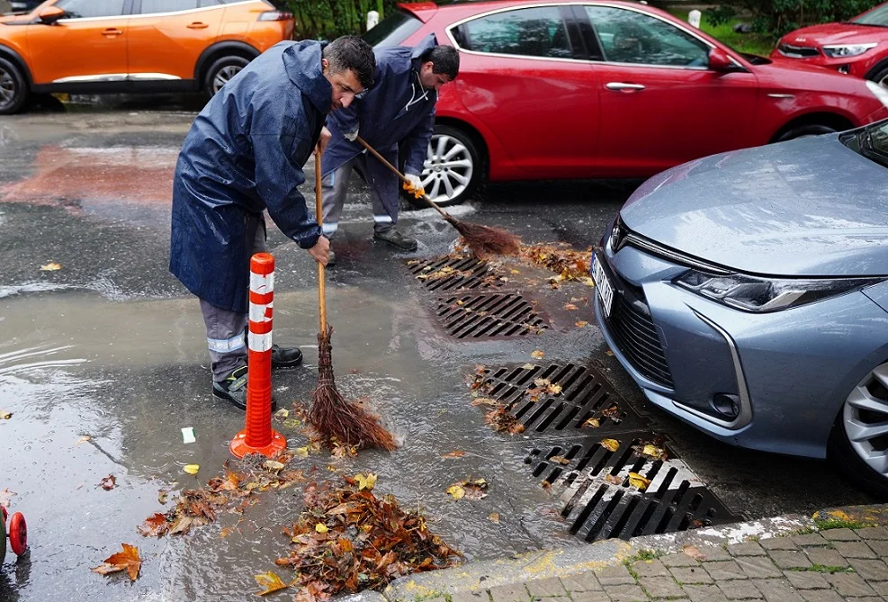 Beylikdüzü'nde sağanak seferberliği: Belediye 444 09 39'u hatırlattı