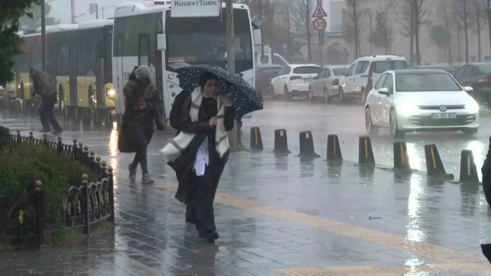 Bugünkü İstanbul hava durumu: Şiddetli yağış ve ani sel uyarısı var