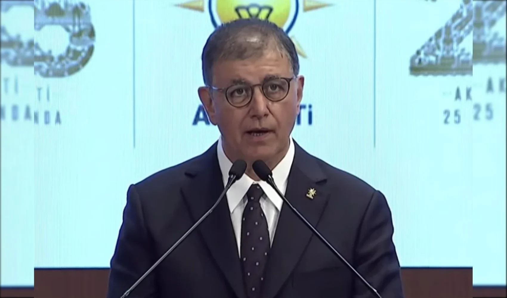 Cemil Tugay, AK Parti'ye katıldı! Rozeti Erdoğan taktı