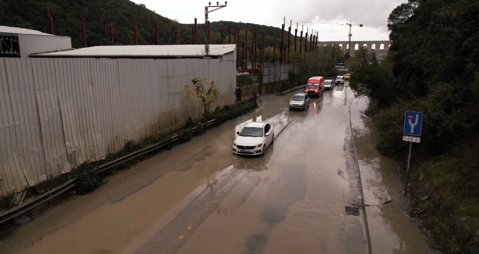 Cendere Yolu’nda su birikintisi! Araçlar kontrollü ilerliyor