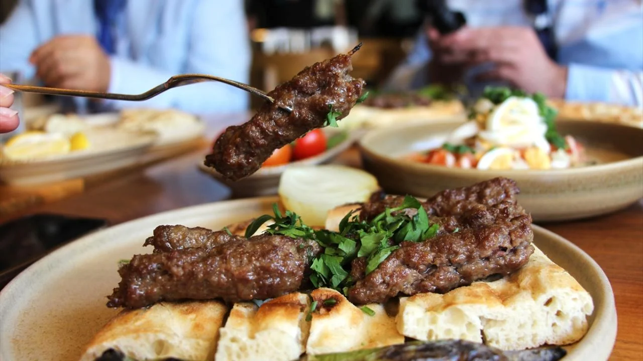 cop31-de-antalya-lezzetleri-liderlere-sis-kofte-piyaz-kabak-tatlisi.webp