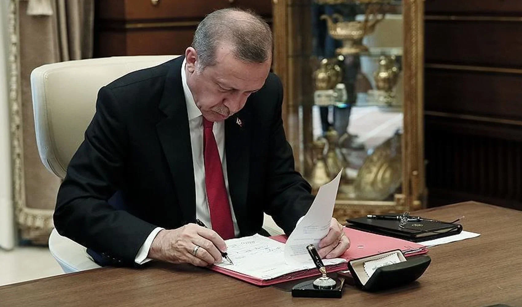Erdoğan imzasıyla yeni atamalar! Hazine ve Opera’ya yeni isimler