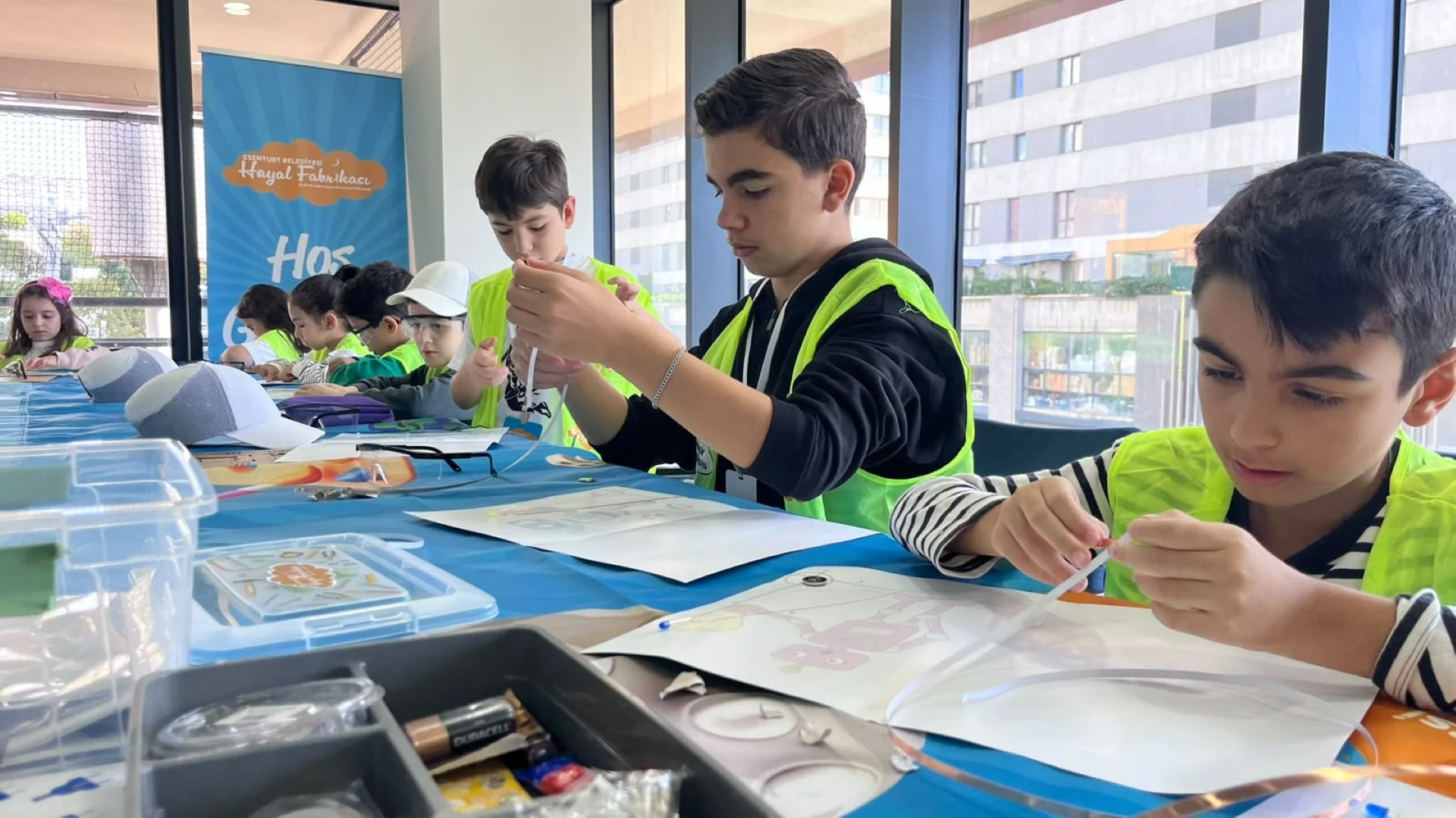 Esenyurt'ta çocuklara ücretsiz bilim ve sanat atölyeleri başladı