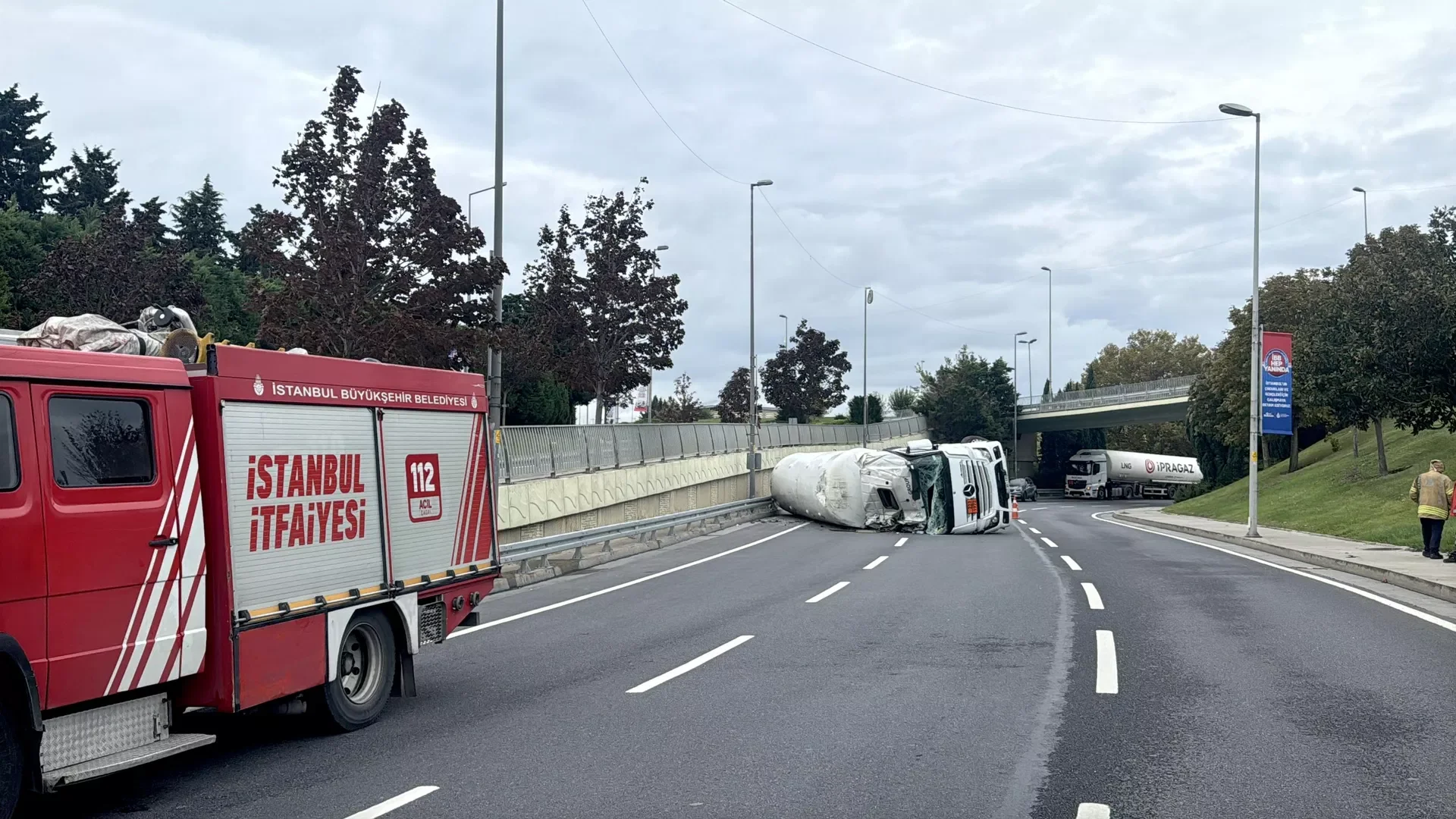 Florya’da LNG yüklü tanker devrildi! Yol trafiğe kapalı