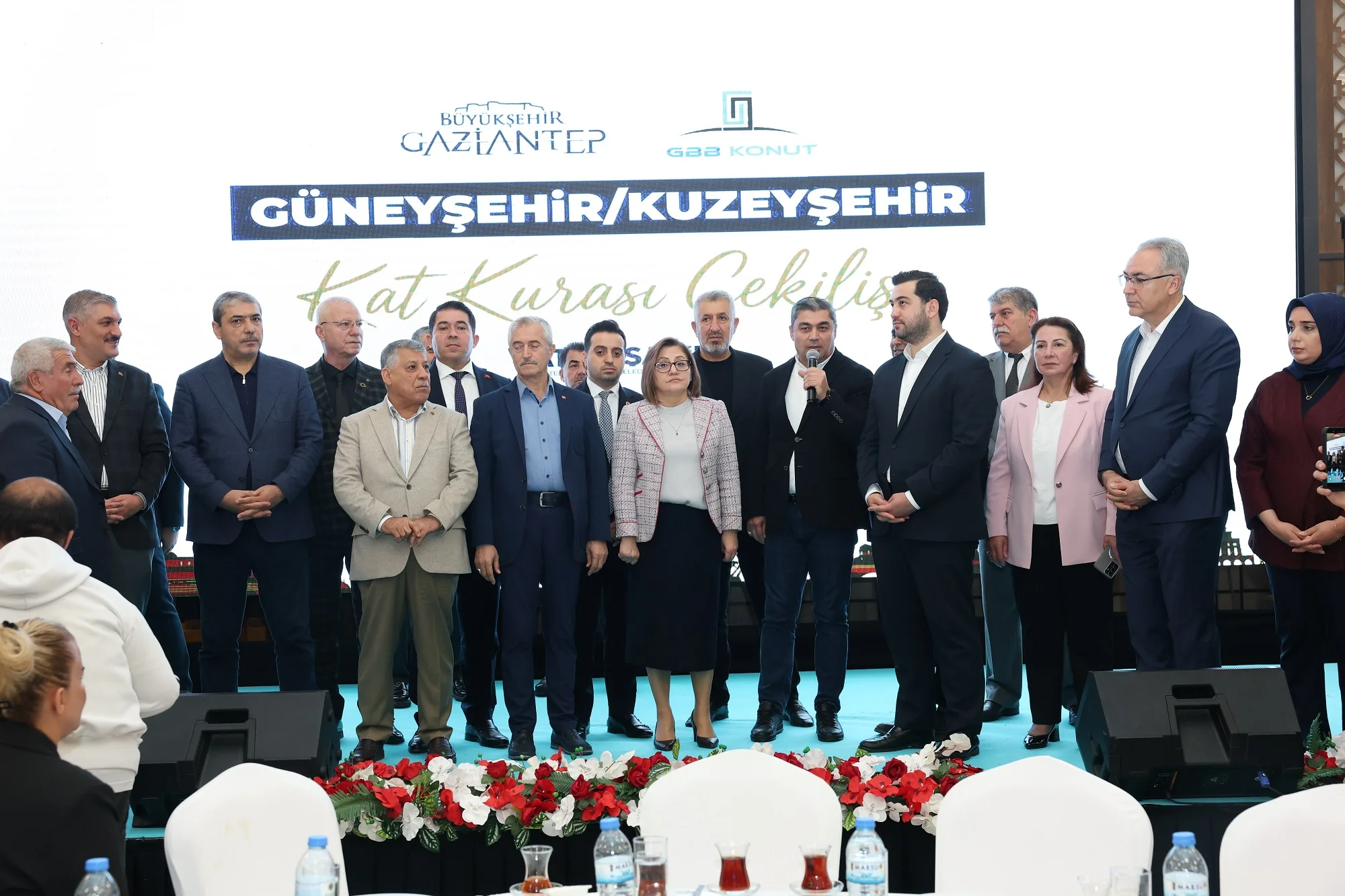 Gaziantep Büyükşehir'den muhtarlara bilgisayar desteği ve 450 konut için kura