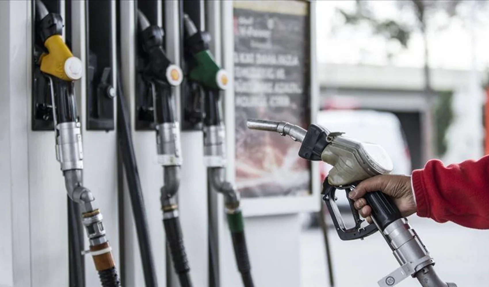 Gece yarısı mazota 6,36 TL zam, benzine 96 kuruş indirim bekleniyor