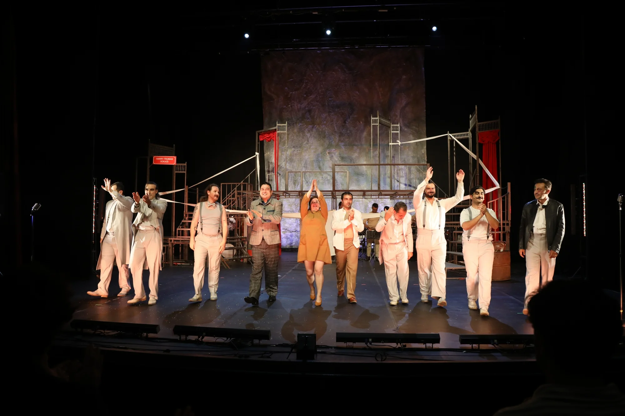 gozlerimi-kaparim-vazifemi-yaparim-oyunu-8-maltepe-tiyatro-festivali-nde-sahnelendi-4.webp