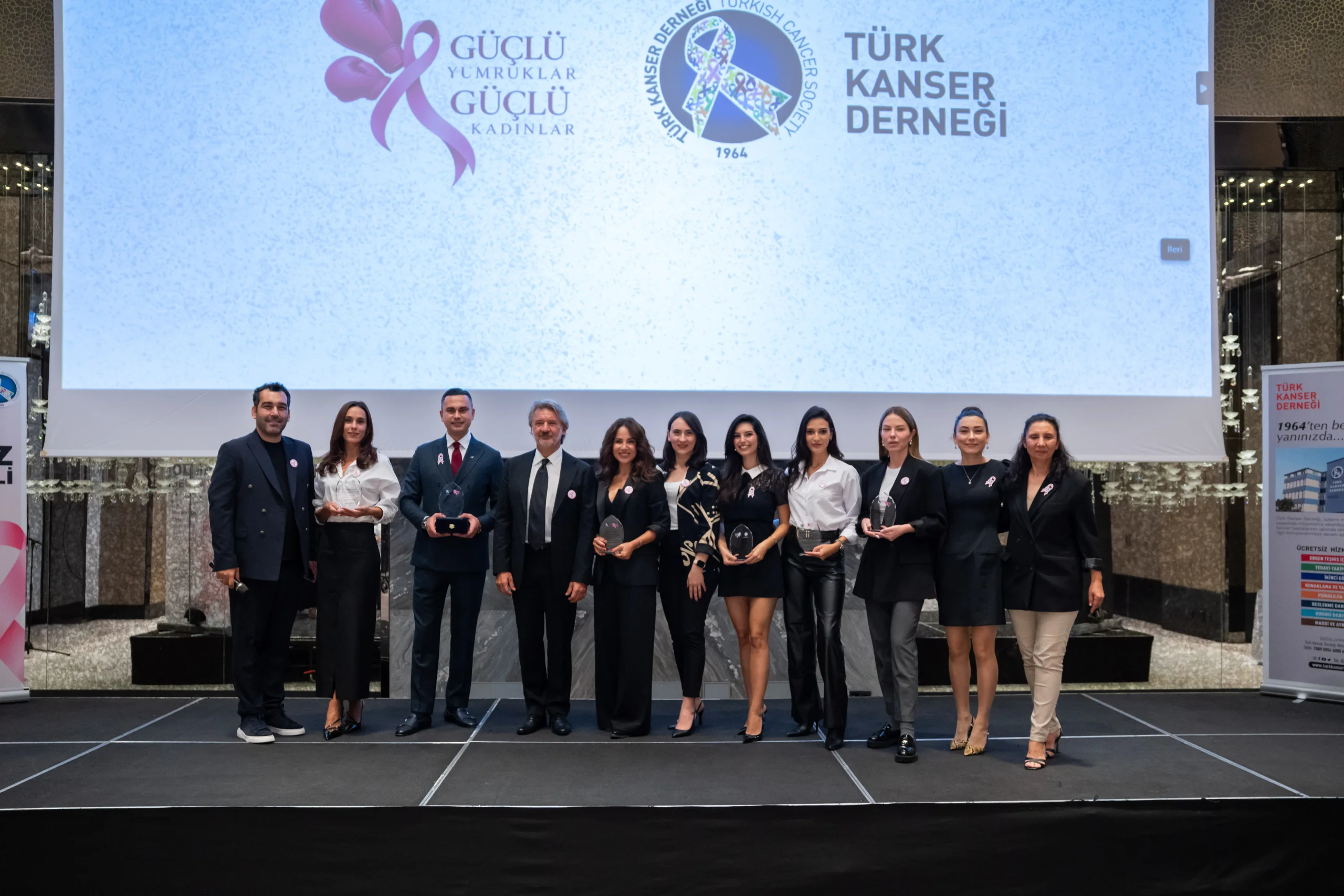 “Güçlü Yumruklar, Güçlü Kadınlar”: Ünlüler meme kanserine dikkat çekti