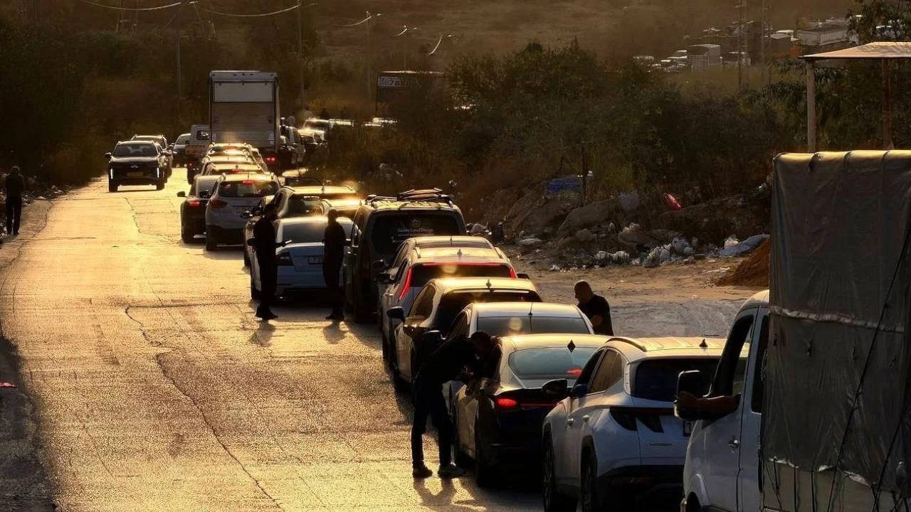 İşgalci İsrail, El Halil'de 2 bin Filistinlinin evlerini yıktı ve sürdü