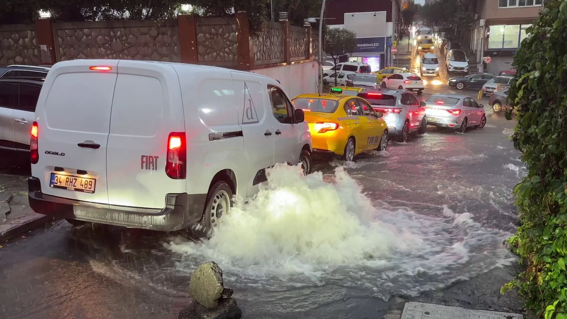 İstanbul’da okullar tatil!.. Valilikten açıklama...