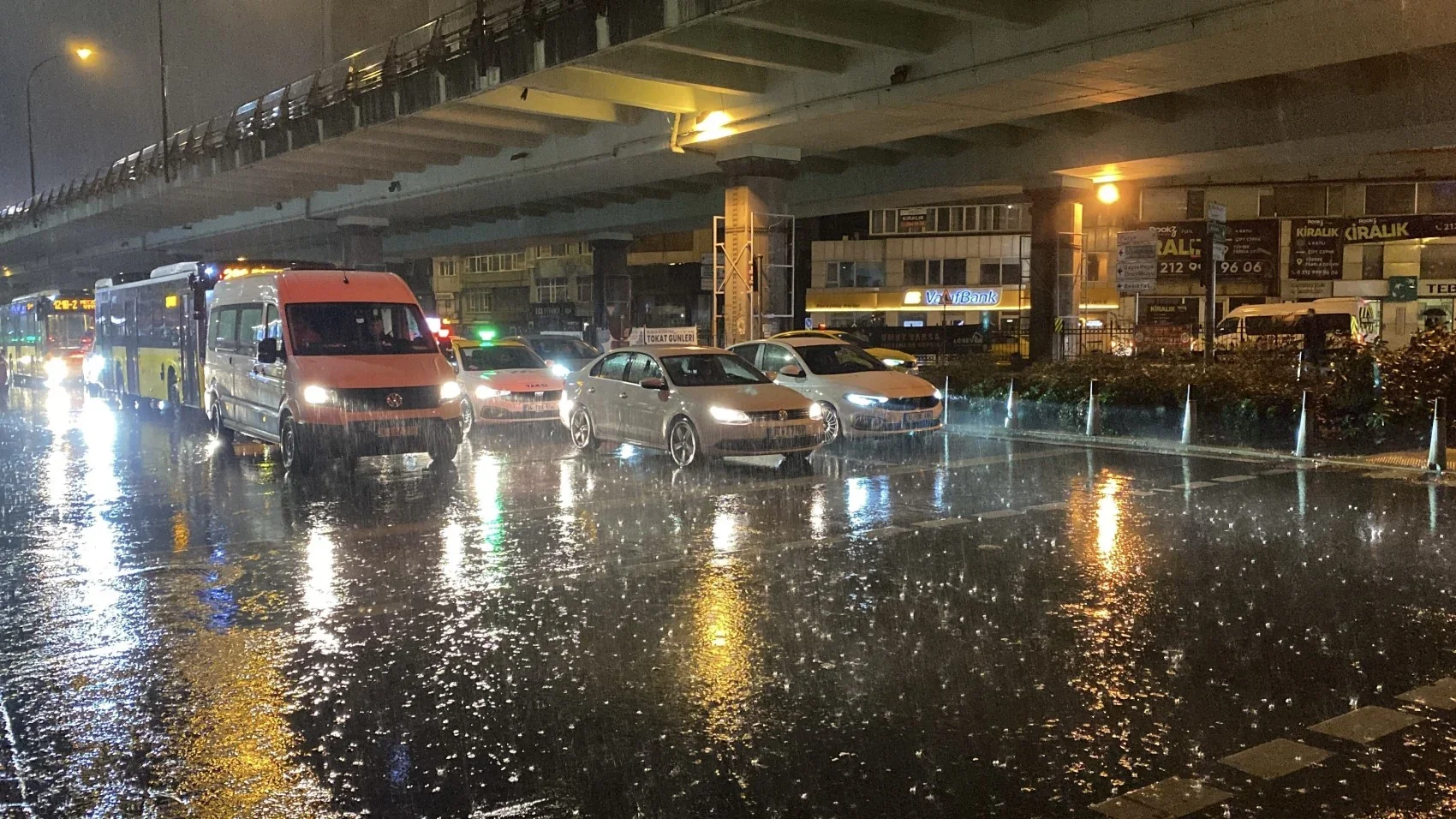 İstanbul’da Sağanak Yağışı ve Pendik’teki Alt Geçit Tahliye Çalışmaları
