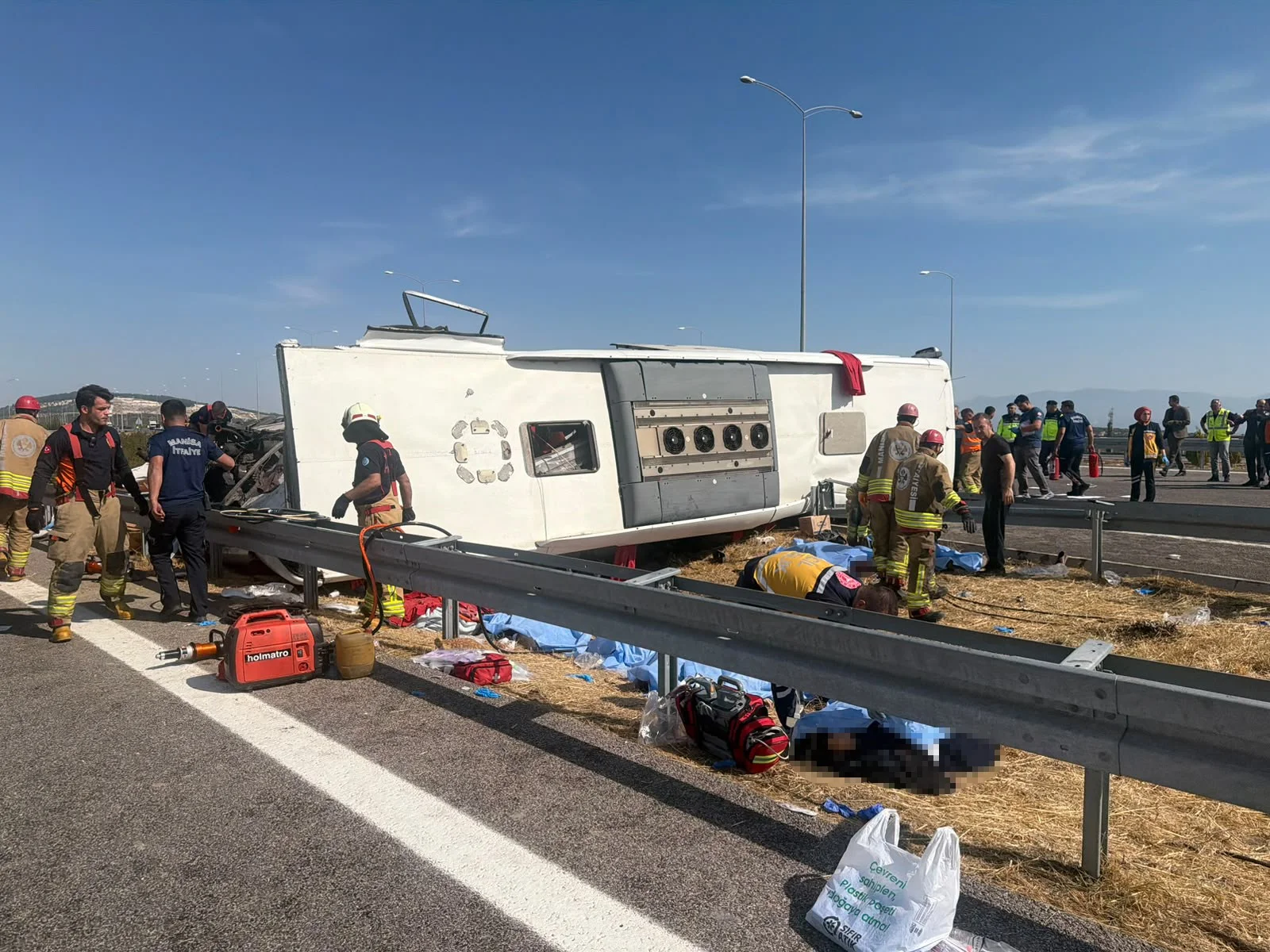 Manisa'da yolcu otobüsü ile çekici çarpıştı: 11 ölü, 27 yaralı