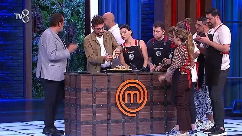 masterchef-te-mavi-takim-kazandi-tolga-ve-tolgahan-potada-2.webp