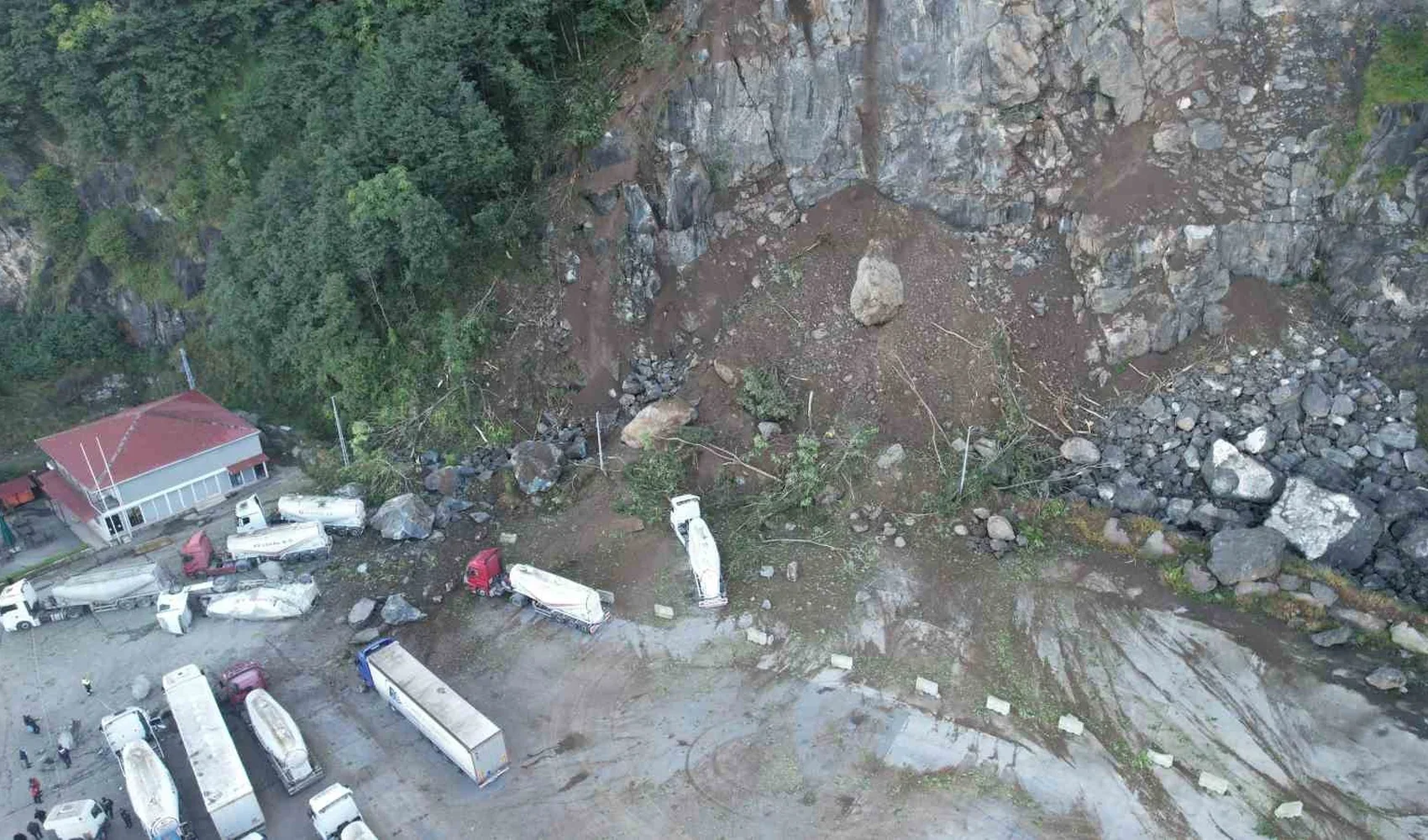 Sakarya Geyve’de heyelan! İki mahalleye ulaşım kapandı