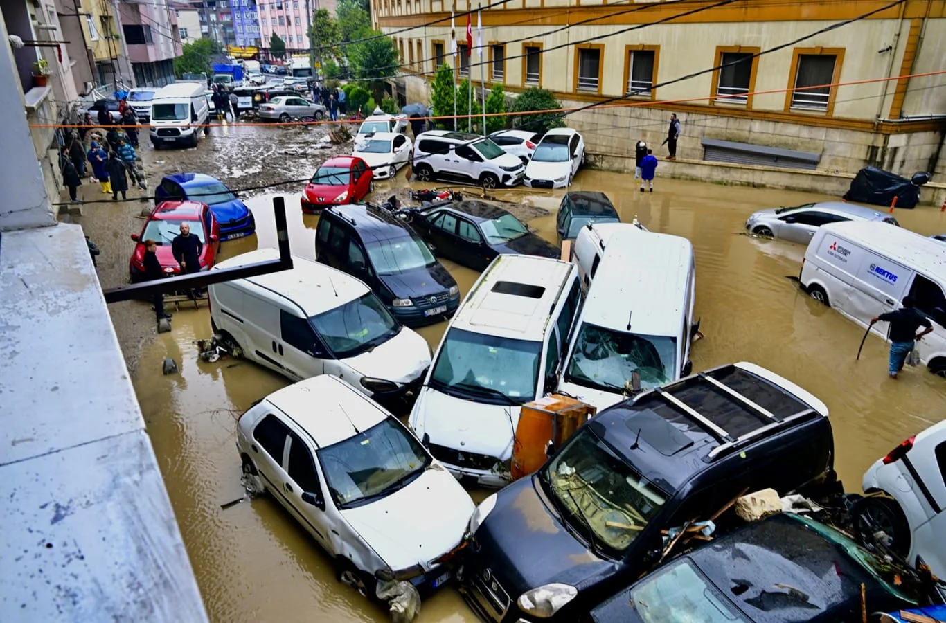 Sel Yemiş Arabayı Sakın Çalıştırma: İşte Yapman Gereken 4 Şey!