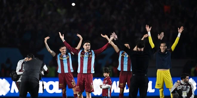 super-lig-de-8-hafta-sona-erdi-galatasaray-liderligini-korudu-1.webp