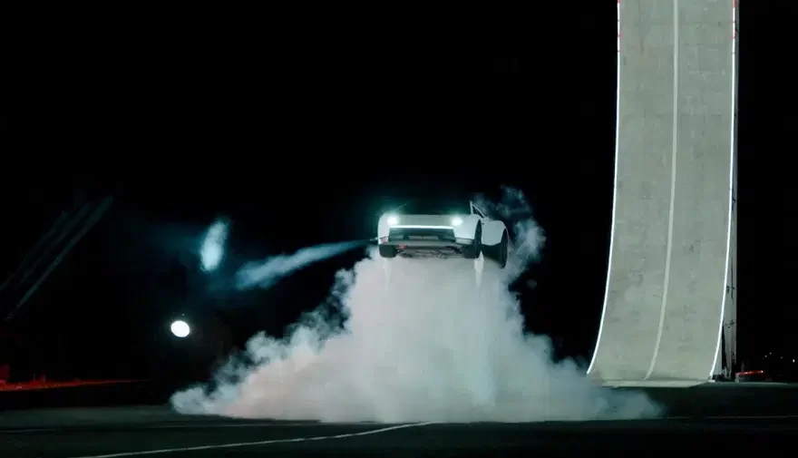 Tesla Roadster tanıtıldı! Roket iticileriyle havada uçuyor