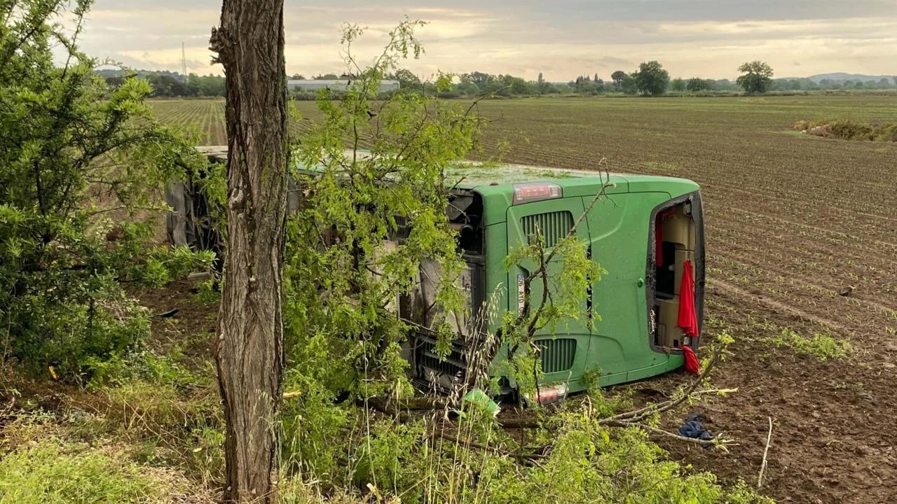 &Ccedil;anakkale Biga'da otob&uuml;s tarlaya devrildi! &Ccedil;ok sayıda yaralı var