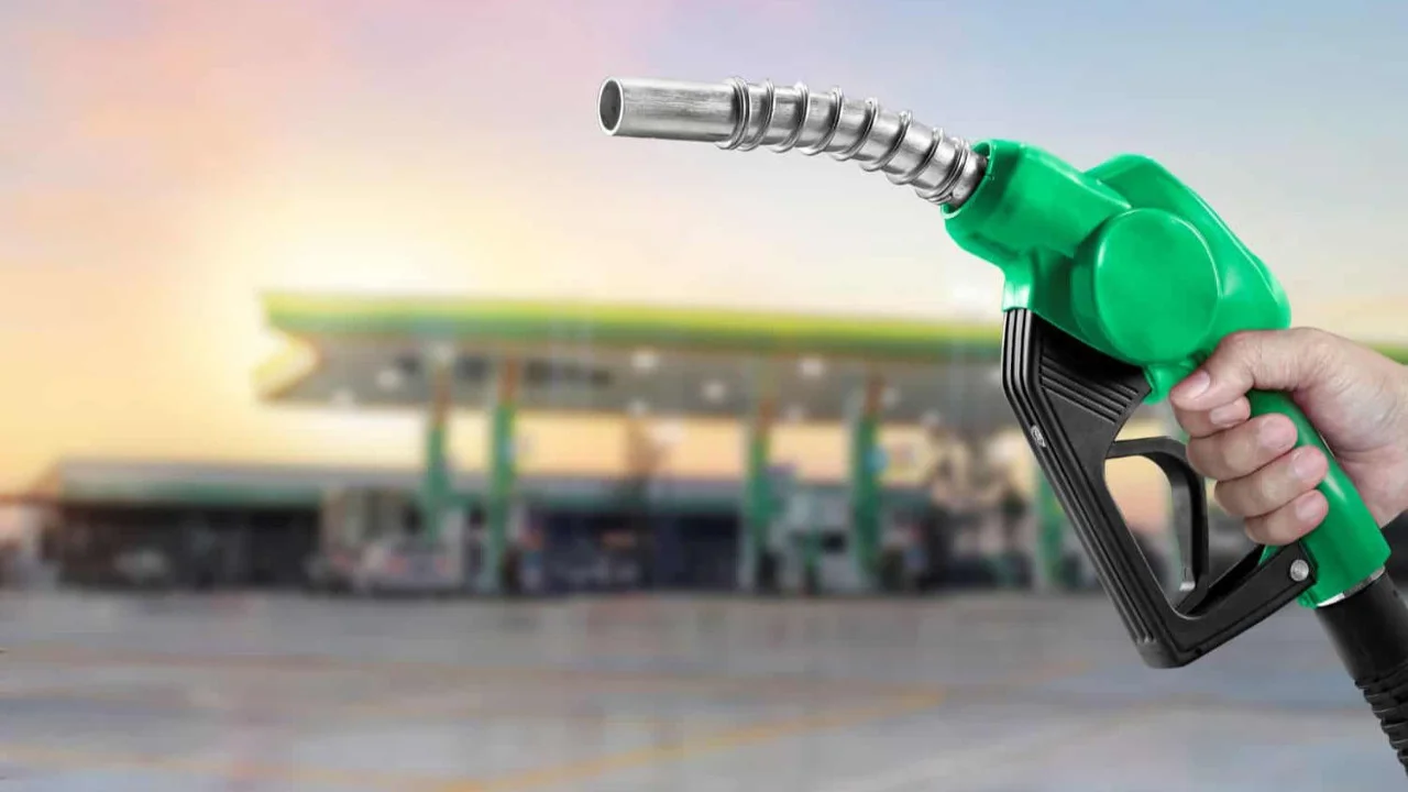 Benzin ve motorine zam geldi! İndirimin mürekkebi kurumadan..